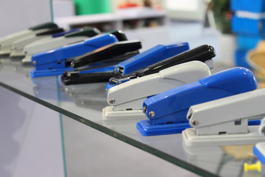 學(xué)生學(xué)習(xí)文化用品與工藝品 融合實用與美育的雙重價值